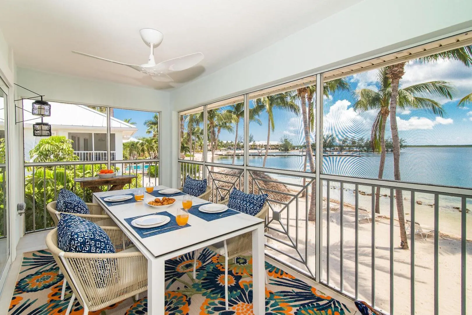 Kailua - Modern Waterfront Condo With Shared Pool And Hot Tub, Short Walk To The Kaibo Driftwood Village