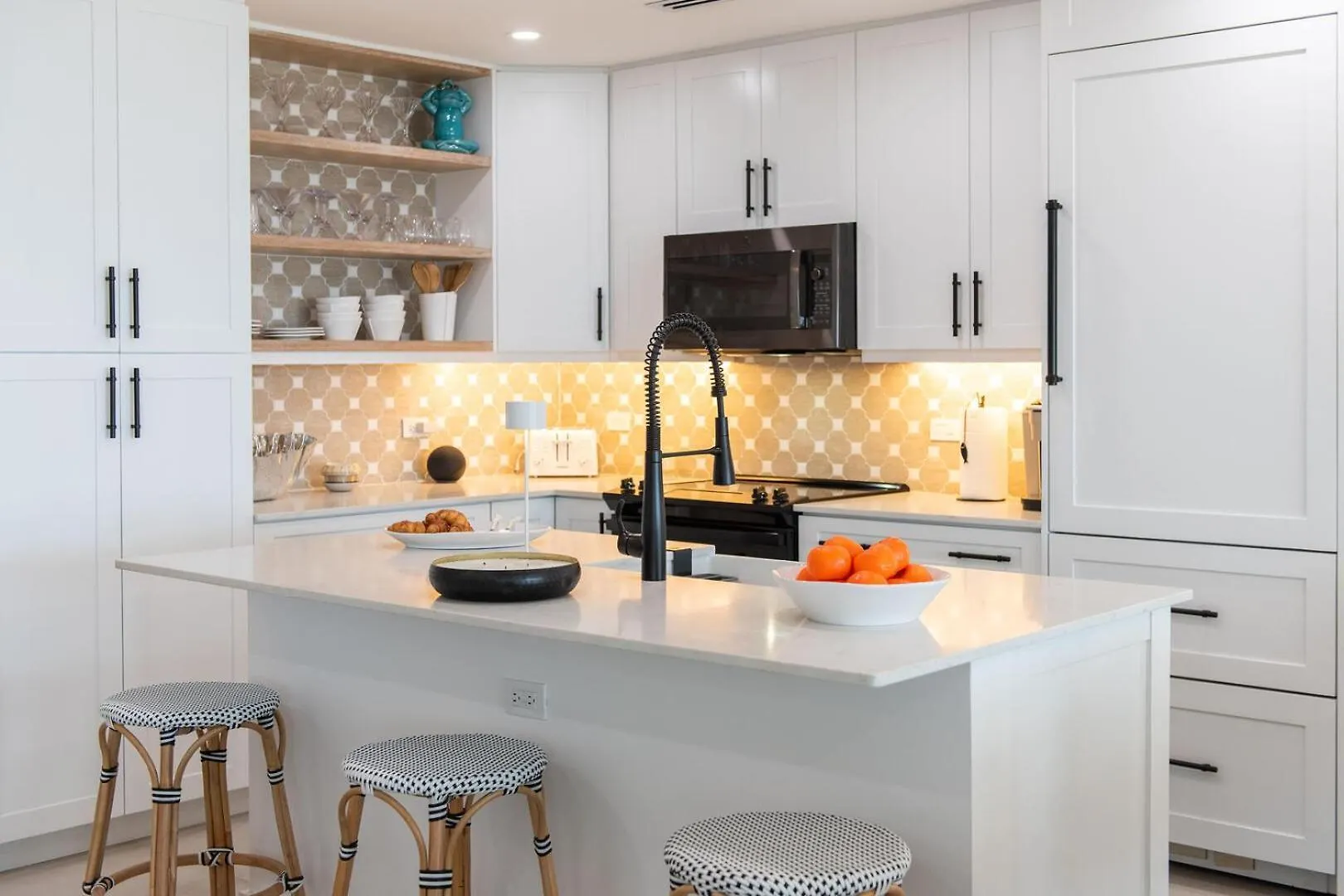 Apartment Kailua - Modern Waterfront Condo With Shared Pool And Hot Tub, Short Walk To The Kaibo Driftwood Village